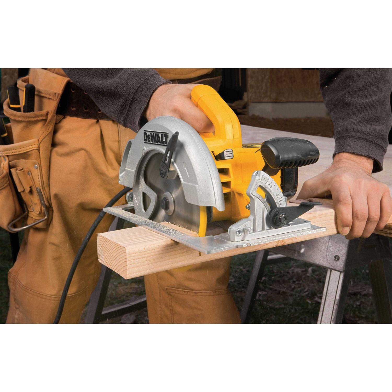 DeWalt DWE575 Lightweight Circular Saw - Cheap Fitting
