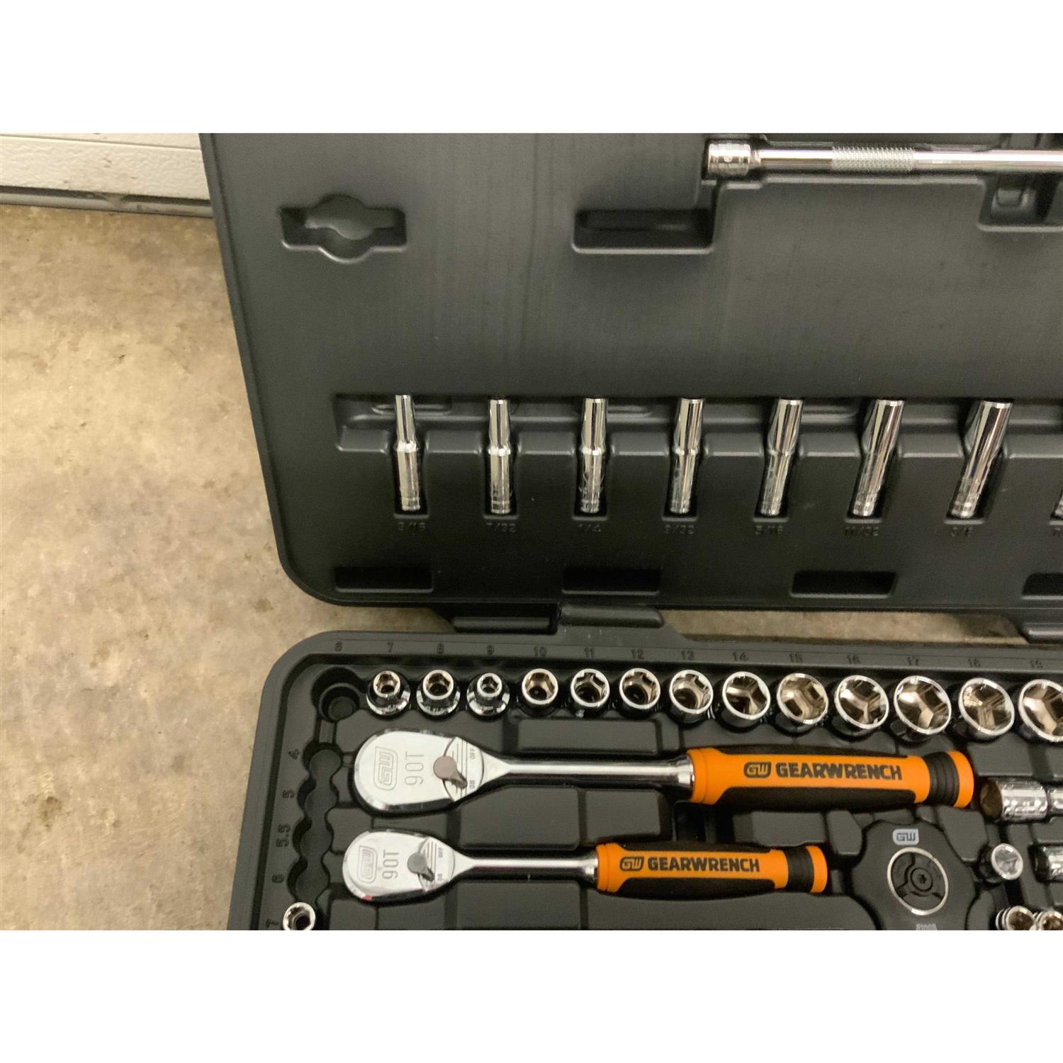 GEARWRENCH 1/4 in. and 3/8 in. Drive 6-Point Standard & Deep SAE/Metric 90-Tooth Ratchet and Socket Mechanics Tool Set - Cheap Fitting