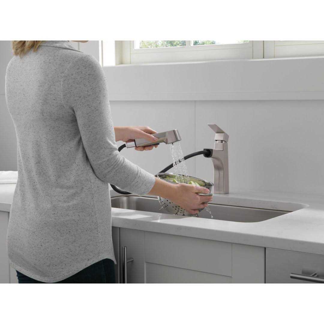 Peerless Xander Single Handle Pull-Out Kitchen Faucet - Cheap Fitting