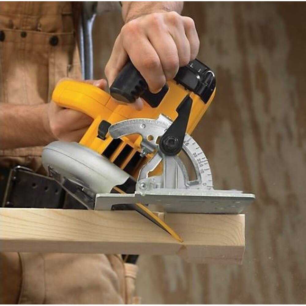 DeWalt DWE575 Lightweight Circular Saw - Cheap Fitting