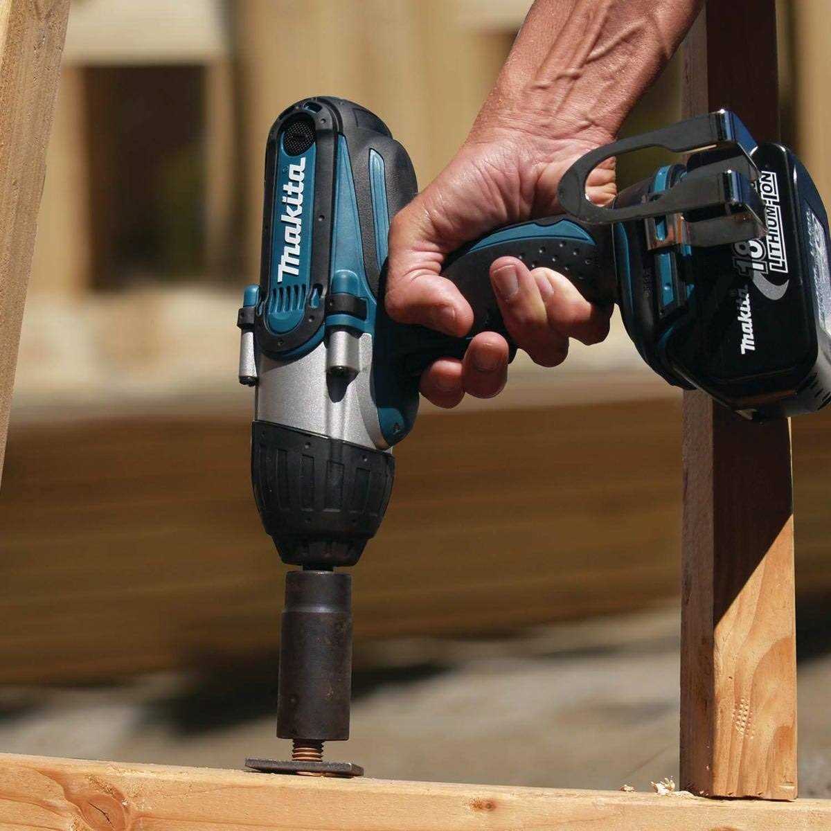 Makita XWT04S1 18V LXT Lithium-Ion Cordless 1/2 Sq.Drive Impact Wrench Kit - Cheap Fitting
