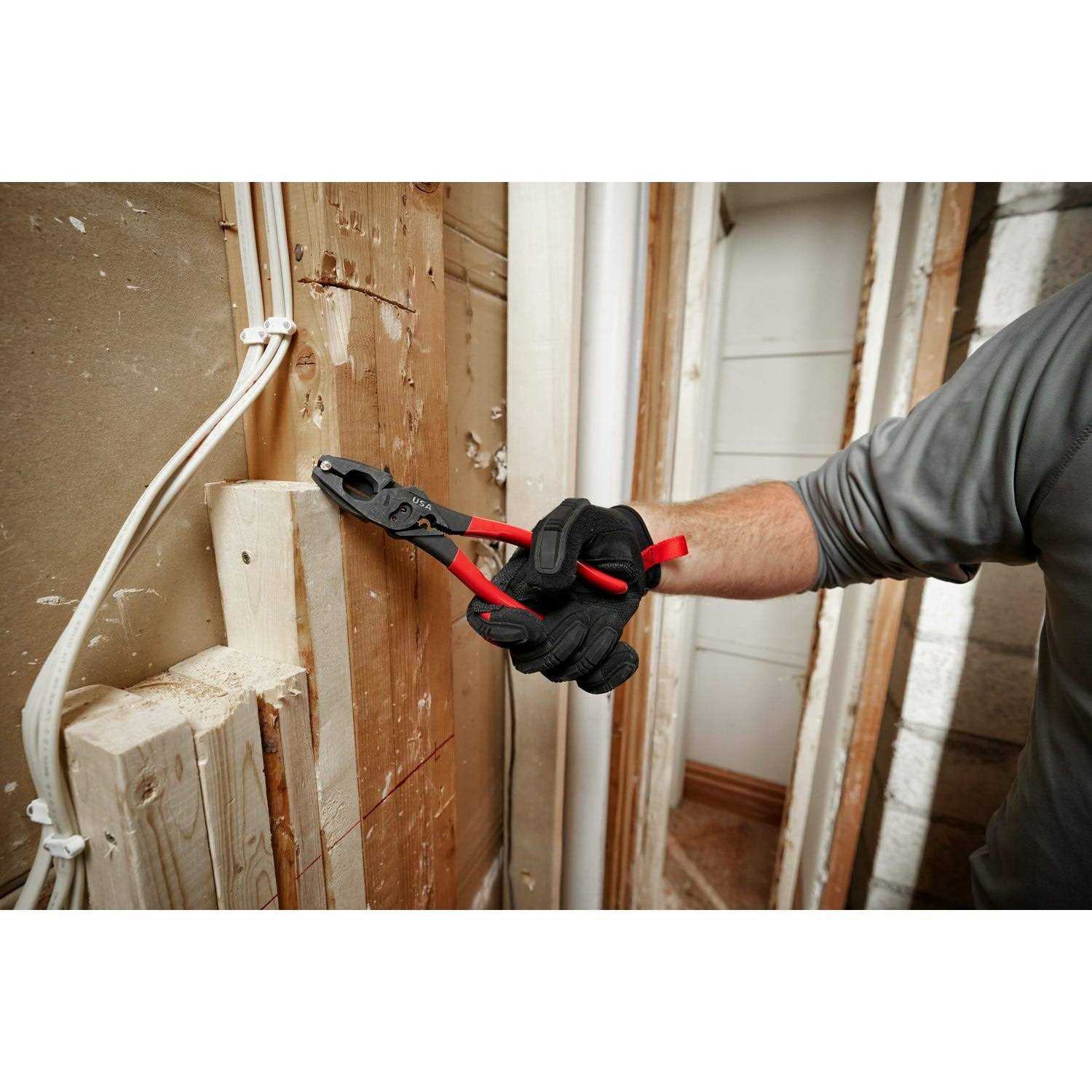 Milwaukee 9 Lineman’s Dipped Grip Pliers with Crimper & Bolt Cutter MT500C - Cheap Fitting