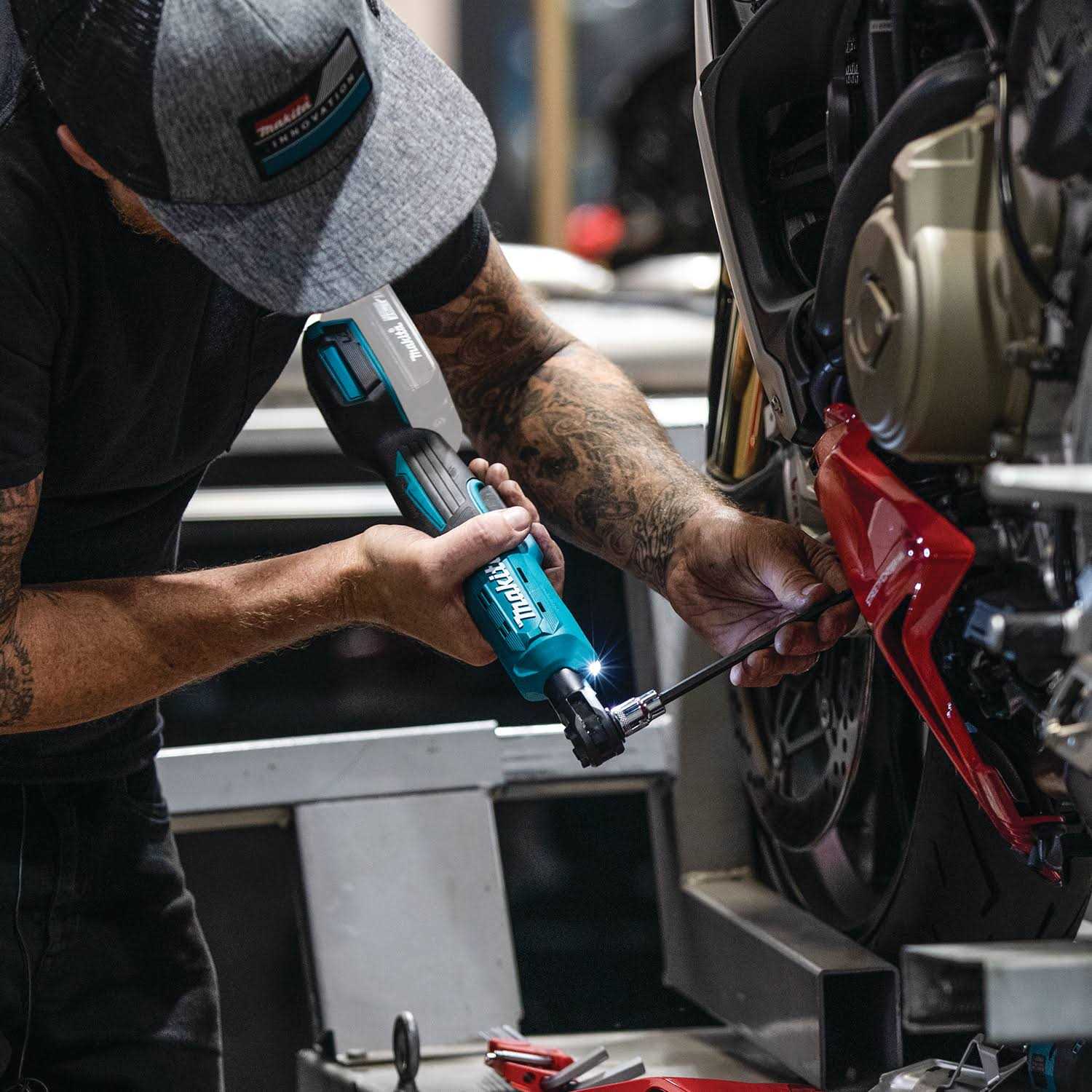 Makita XRW01Z 18V LXT Lithium-Ion Cordless 3/8 / 1/4 Sq.Drive Ratchet - Cheap Fitting