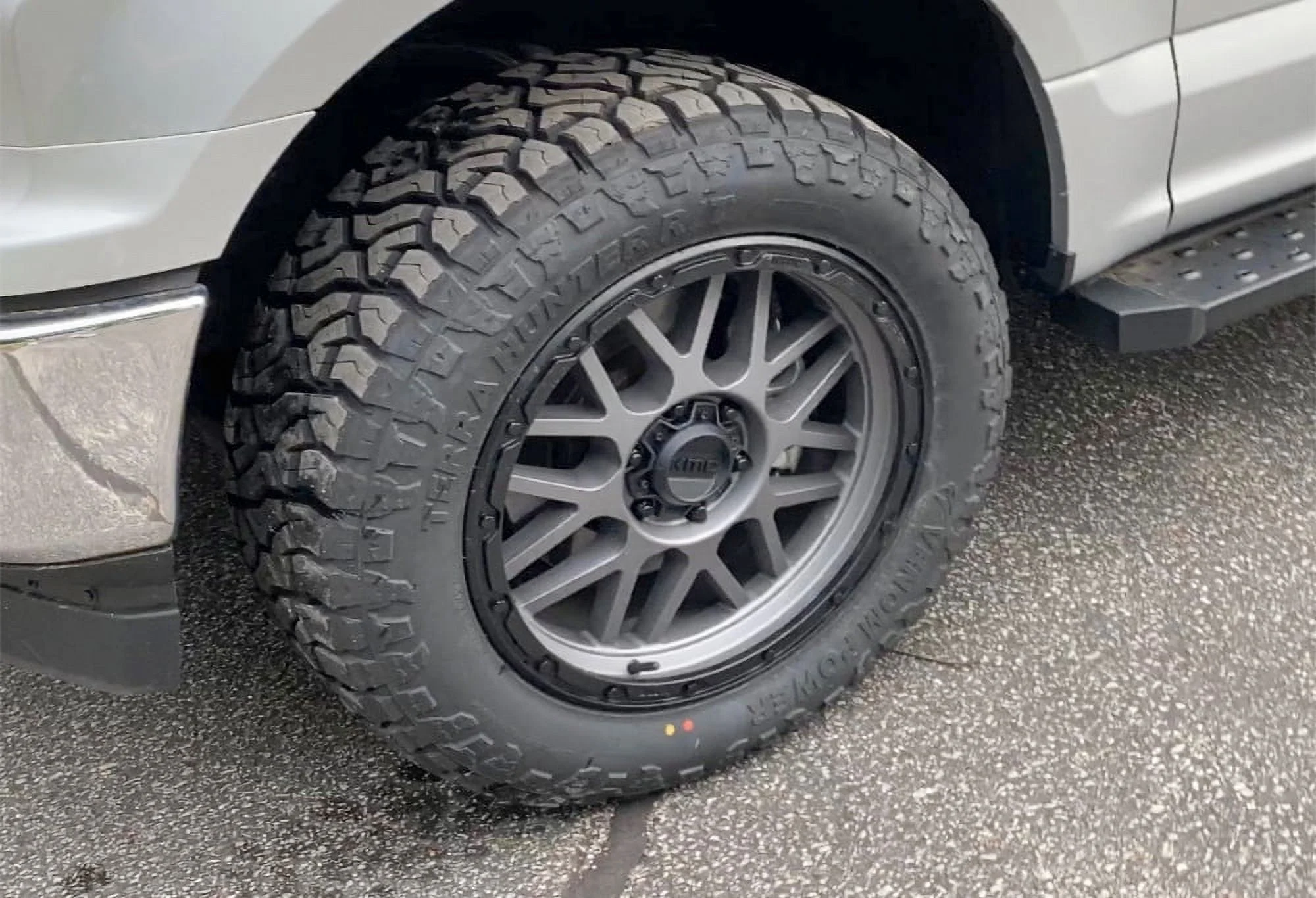 Venom Power Terra Hunter R/T Plus Rugged Terrain 285/55R20 116T XL Light Truck Tire - Cheap Fitting