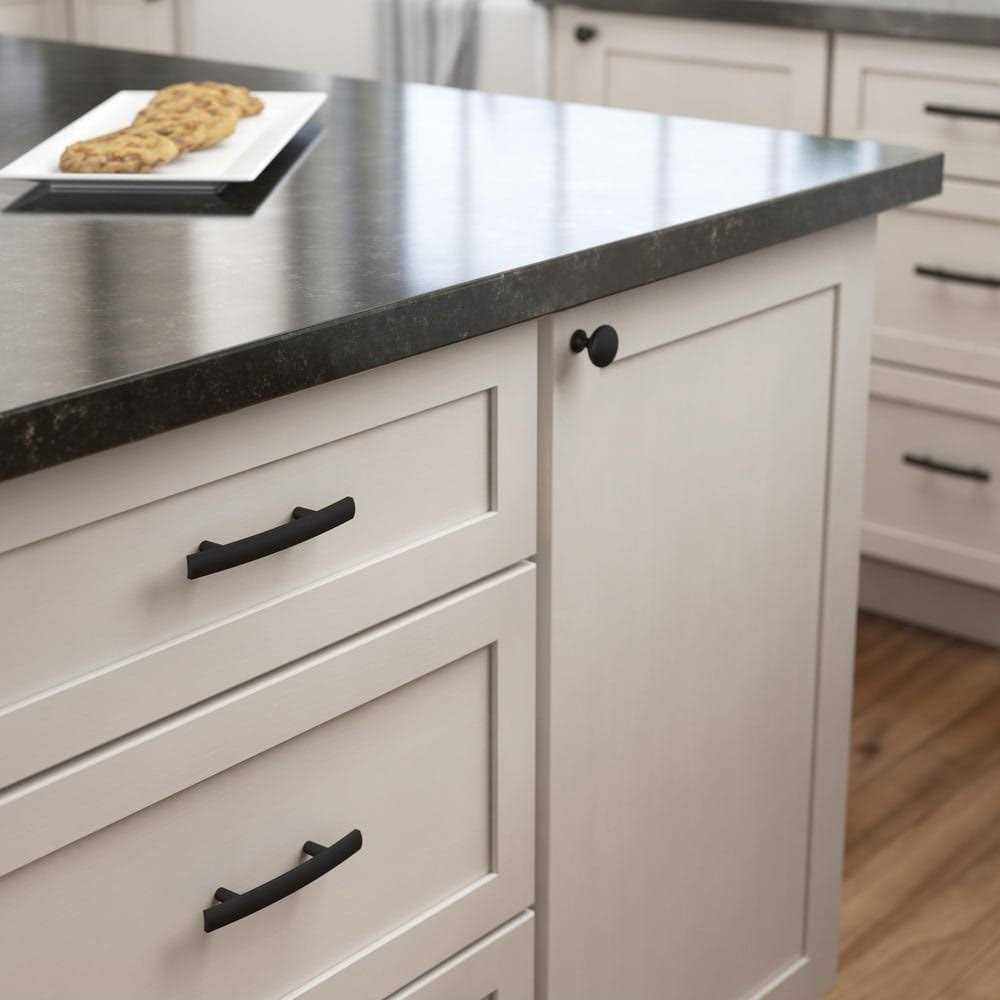 Brainerd 1-1/4-in Matte Black Round Cabinet Knob - Cheap Fitting