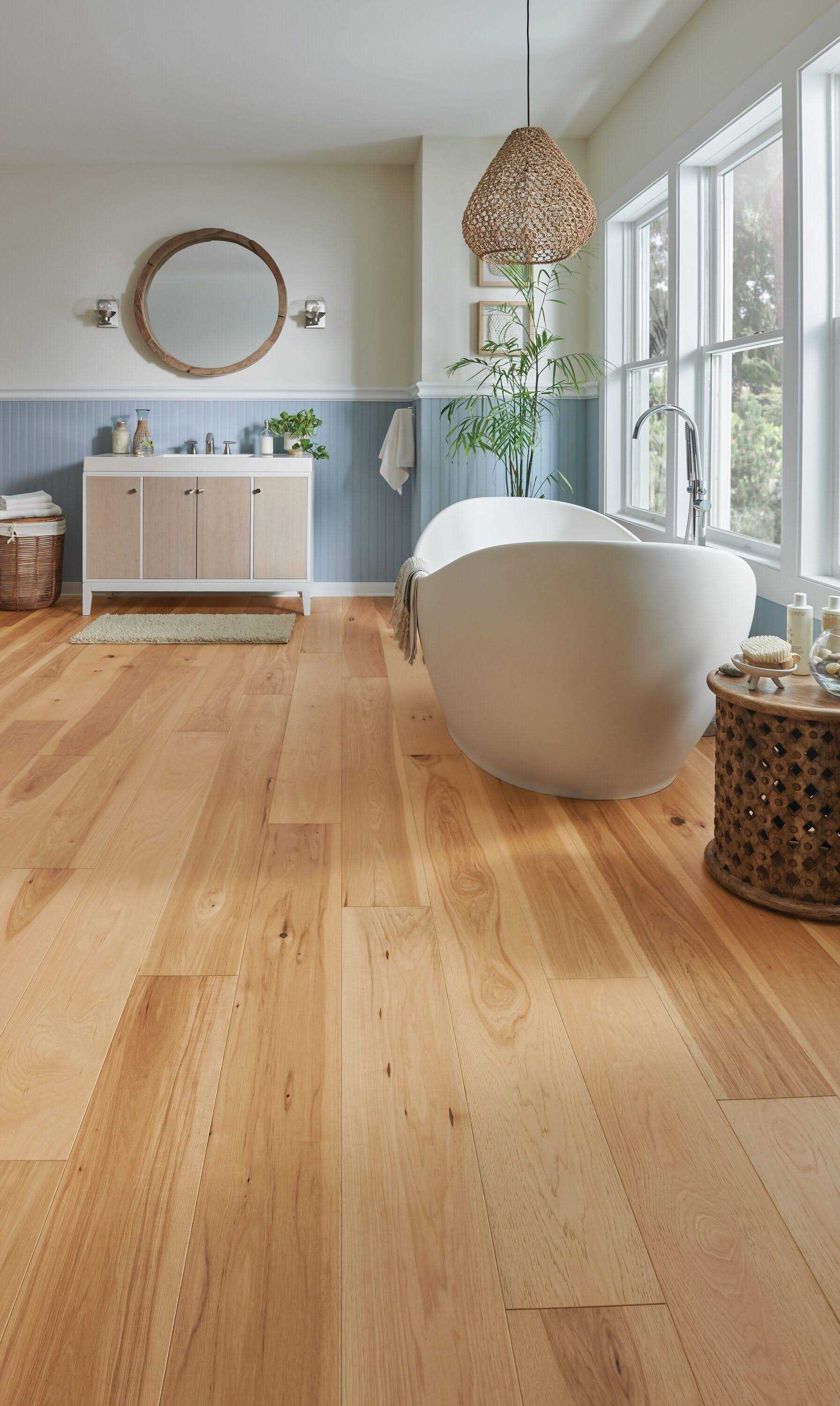 Bruce Forest Rain White Oak 7-7/16-in W x 1/4-in T x Varying Length Wirebrushed Engineered Hardwood Flooring WLCBRFR72EK44W - Cheap Fitting